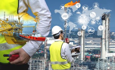 Endüstri 4.0 konsepti, rafineri petrol rafinerisi ve kıyı sondajı ham petrol platformu, enerji sistemi bağlantı ikonu konseptine sahip mühendisin çifte maruziyeti.