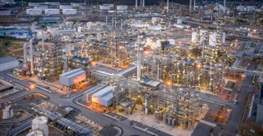 Alacakaranlık zamanı petrol rafineri fabrikasının hava manzarası, Petrokimya endüstrisi küresel ekonomi için önemlidir.