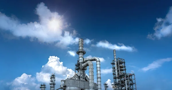 Закрыть Промышленный Обзор Нефтеперерабатывающем Заводе Зоне Промышленности Облачным Небом — стоковое фото