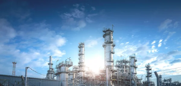 Petrol rafinerisi sanayi manzarasını kapatın. Gün doğumu ve bulutlu gökyüzü ile endüstri alanı oluşturun.
