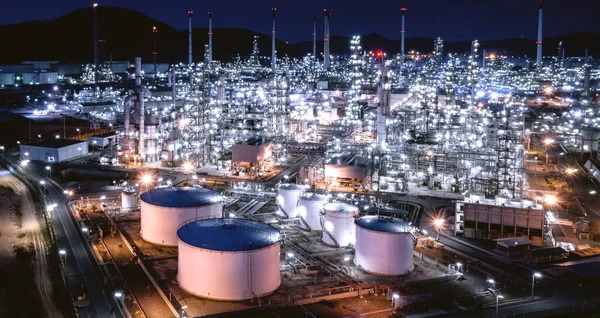 大規模な石油精製工業団地 夜の燃料精製業 — ストック写真