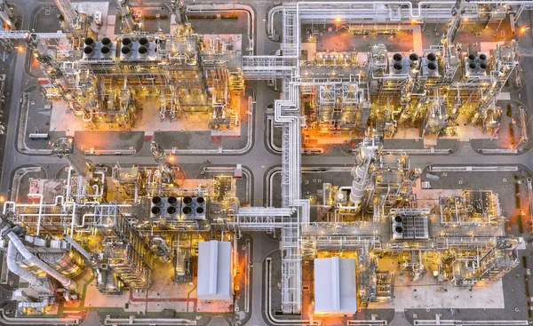 ガス精製産業のパノラマ航空ビュー 夕暮れ時の製油所プラント産業 — ストック写真