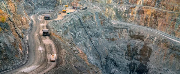 金鉱山では 加工機 パノラマビューに金鉱石を運ぶ大きな黄色のトラック — ストック写真
