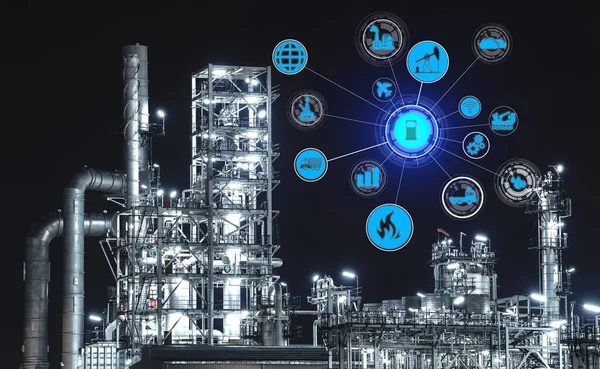 Küresel enerji ağı ikonu ile sanayi 4.0 petrol rafinerisi kavramı, geceleri endüstriyel petrokimya fabrikası, Tayland