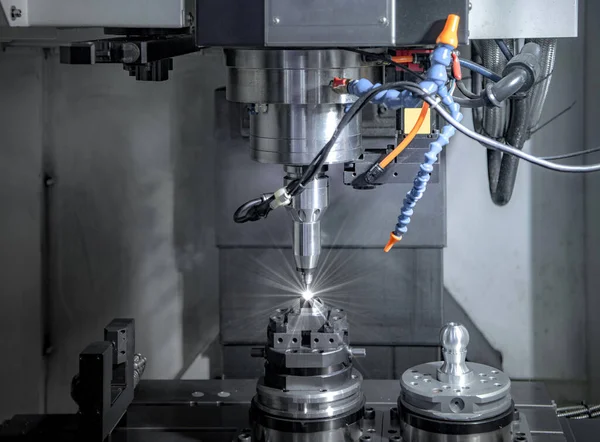 工場で高精度Cncフライス盤 オペレータ加工金属部品プロセス — ストック写真