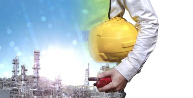 Mühendis petrol arıtma endüstrisinde çalışıyor. Rafineri endüstriyel konsepti. Petrokimya fabrikasının beyaz arka planında soyut