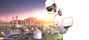 Mühendis petrol arıtma endüstrisinde çalışıyor. Rafineri endüstriyel konsepti. Petrokimya fabrikasının beyaz arka planında soyut