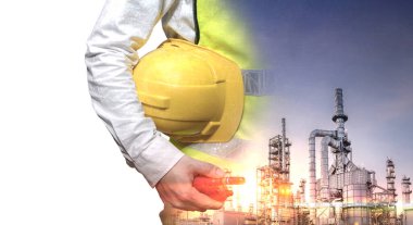 Mühendis petrol arıtma endüstrisinde çalışıyor. Rafineri endüstriyel konsepti. Petrokimya fabrikasının beyaz arka planında soyut