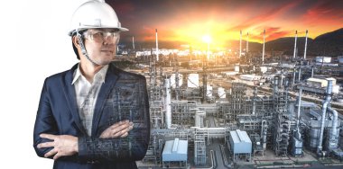 Güvenlik kaskı ve kopyalama alanı için soyut arkaplanı olan Rafineri Endüstrisi Mühendisi çift poziyonu.