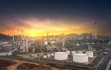 Günbatımı ve alacakaranlık gökyüzü, Tayland 'da hava manzaralı petrol ve gaz rafinerisi sanayi bölgesi