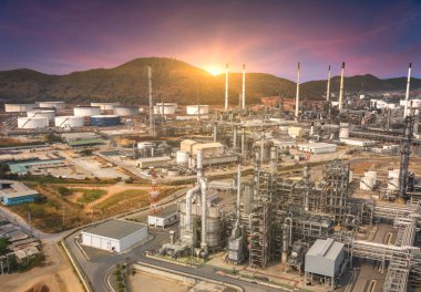 Petrokimya fabrikası. Petrol rafinerisi sanayi bölgesi gün batımı ve alacakaranlık gökyüzü