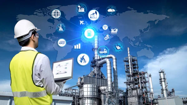 Petrol ve gaz arıtma tesisinin 4.0. Sanayi, endüstriyel enerji sistemi ikonları konsepti, çalışan mühendisin iki katına çıkarılması.
