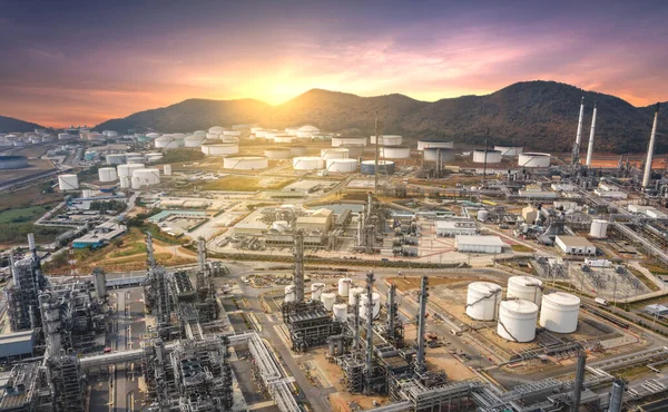 Petrokimya fabrikası. Petrol rafinerisi sanayi bölgesi gün batımı ve alacakaranlık gökyüzü