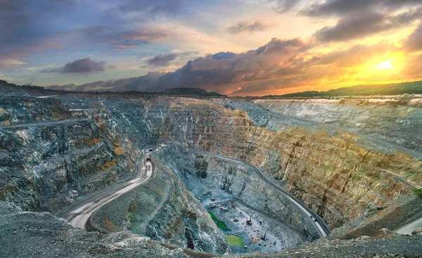 Letecký Pohled Povrchový Důlní Lom Spoustou Strojů Při Práci Pohled — Stock fotografie