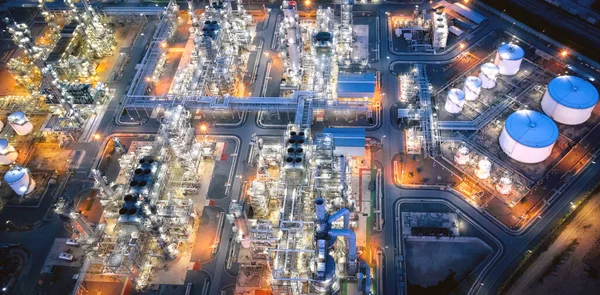 Büyük petrol rafinerisi endüstriyel mülkler. Geceleri rafineri endüstrisi