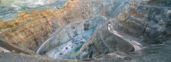 금광에서 금광석을 기계에 커다란 파노라마의 — 스톡 사진