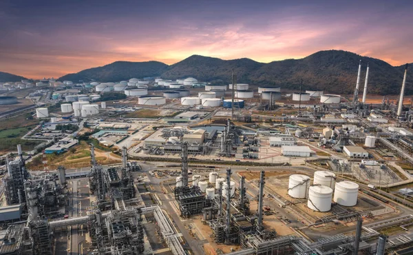 大型炼油厂工业区 在暮色中的炼油业 图库照片