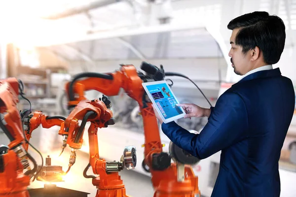 Руки Роботів Використовуються Дугового Зварювання Промисловості Технічний Інженер Керує Робототехнікою — стокове фото