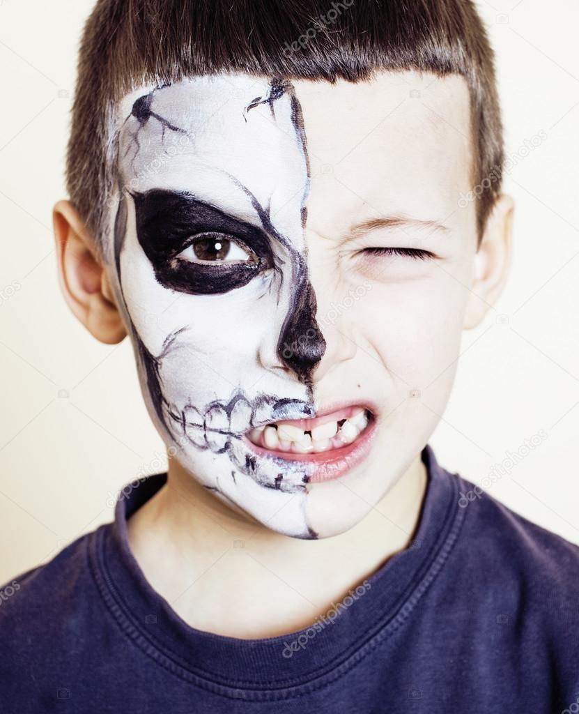 Petit Garçon Mignon Avec La Peinture Du Visage Comme Squelette Pour  Célébrer Le Sacré Image Libre De Droit Par Iordani © #127582384