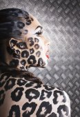 junge sexy Frau mit Leopardenschminke am ganzen Körper, Katzenbody, Halloween-Look