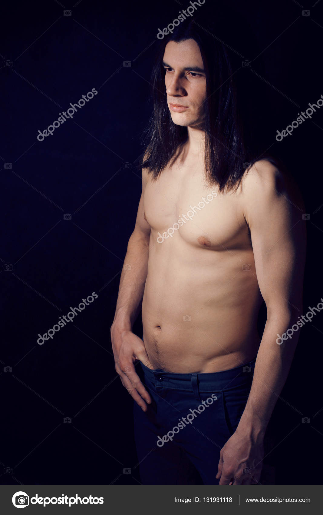 Hombre de pelo largo y torso desnudo: fotografía de stock © iordani  #131931118 | Depositphotos