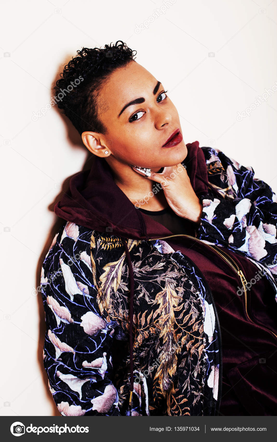 Jeune Jolie Mulâtre Femme Avec Coupe De Cheveux Moderne