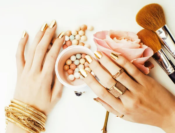 Mão feminina com linda manicure e anéis