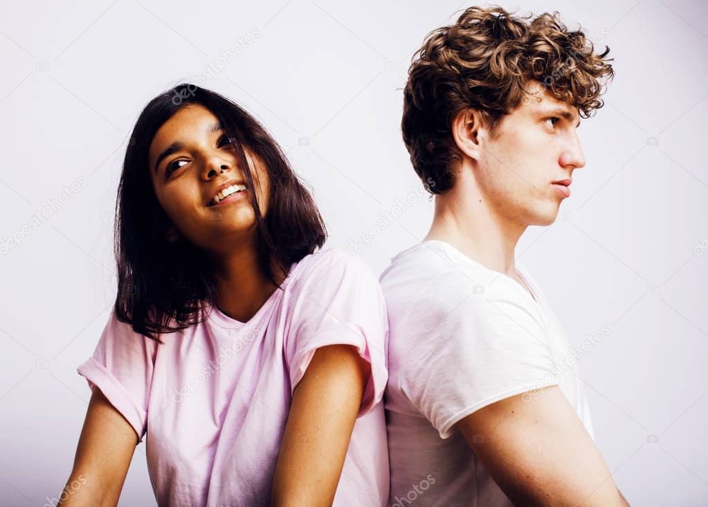 Beste Freunde TeenagerMädchen und Junge zusammen Spaß, posiert em