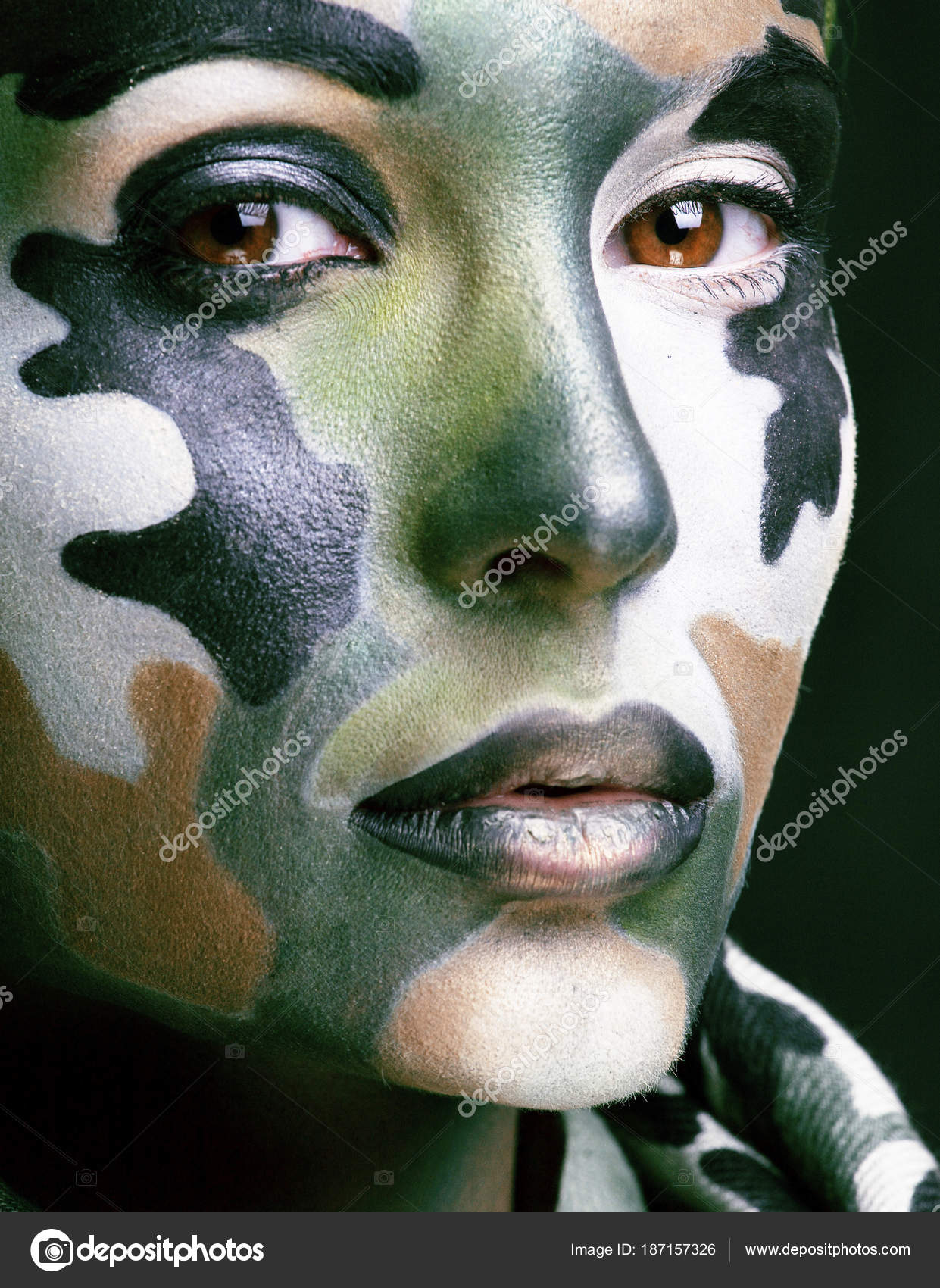 Femme belle jeune mode avec style militaire vêtements et le visage peinture maquillage, couleurs kakis