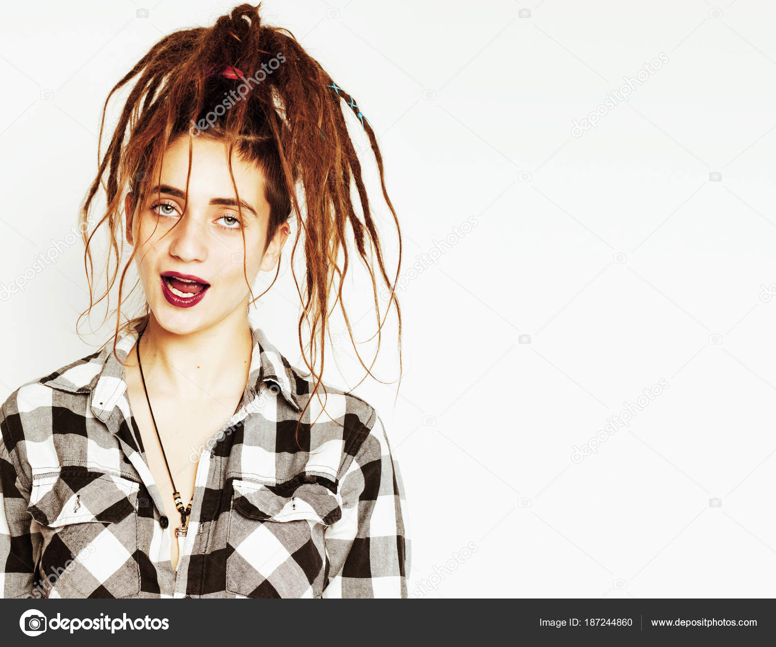 Echte Kaukasische Frau Mit Dreadlocks Frisur Lustige Frohliche Fa Stockfoto C Iordani