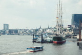 Postkartenansicht Hamburger Hafen mit Schiffen Nahaufnahme