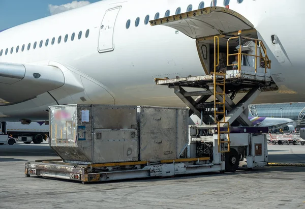 Contêineres logísticos de carga aérea estão carregando para um avião . — Fotografia de Stock