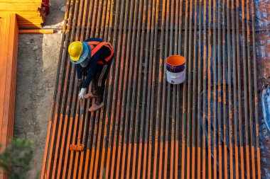 İş yerinde bir inşaat işçisi..