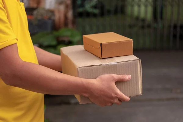 Sarı teslimatçı paket taşıyor..
