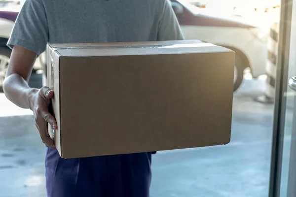 Teslimatçı paketleri teslim ediyor..