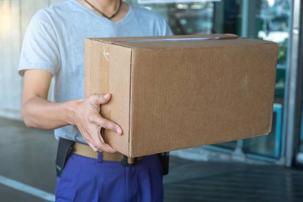 Entrega homem entregar parcelas . — Fotografia de Stock