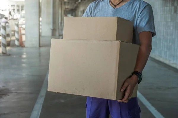 Entrega homem entregar parcelas . — Fotografia de Stock