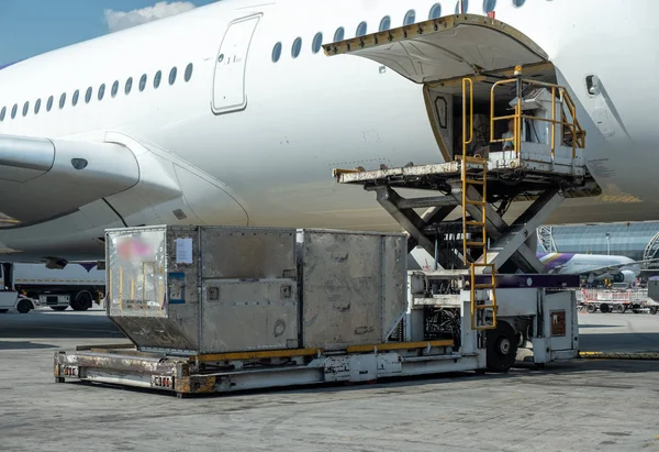 I container logistici per il carico aereo stanno caricando su un aereo . — Foto Stock