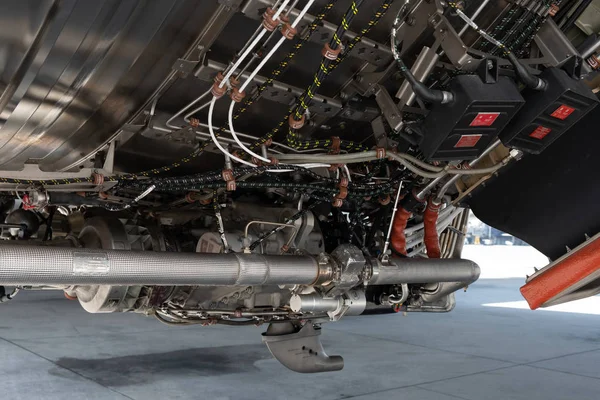 Gas turbine engine power plant repair by airplane technician. — 스톡 사진