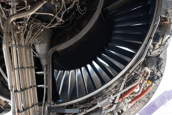 Reparación de la central eléctrica del motor de turbina de gas por técnico del avión . — Foto de Stock