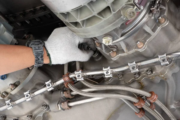 Reparação de usina de turbina a gás por técnico de avião . — Fotografia de Stock