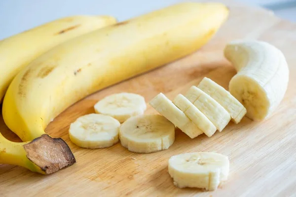 Slices Banana Cutting Board Chopped Fresh Banana Get Vitamin Close — Stock Photo, Image