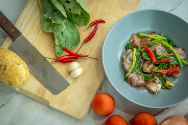 Tayland geleneksel yemekleri ve malzeme arka planı. Soğuk domates, patates bıçağı, galric sebze kesim tahtası, domuz pastırması..