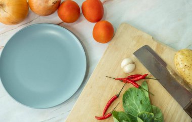 İçindekiler fotokopi alanındadır. Bıçaklı biber soslu patatesli soğan tabağı üst görüşe göre düzenlenir..