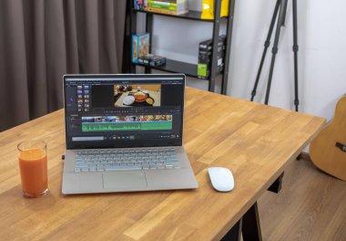 Ev ofisinden masadaki bir dizüstü bilgisayar ve yaratıcı yazılımla çalışmak. Herhangi bir yerde serbest çalışan bir bilgisayarın ve internetin olması gerekiyor..