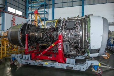 Bangkok Tayland, 25 Nisan 2020. Elektrik kablo demeti ya da jet motoru havada uçmak için kullanılan bir enerji santralidir. Onarım ve onarım sırasında motoru sökme işlevi görür..