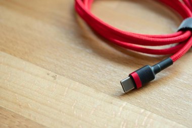 USB tip C bir yüksek hızlı veri transferidir ve hızlı ya da hızlı şarj bataryasıdır. Bir bilgisayar, dizüstü bilgisayar ya da cep telefonu için yeni bir bağlantı portudur. Not defterine kırmızı bir kablo tıpası.