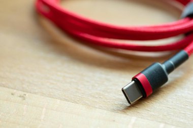 USB tip C bir yüksek hızlı veri transferidir ve hızlı ya da hızlı şarj bataryasıdır. Bir bilgisayar, dizüstü bilgisayar ya da cep telefonu için yeni bir bağlantı portudur. Not defterine kırmızı bir kablo tıpası.