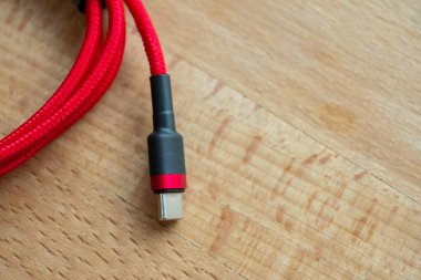 USB tip C bir yüksek hızlı veri transferidir ve hızlı ya da hızlı şarj bataryasıdır. Bir bilgisayar, dizüstü bilgisayar ya da cep telefonu için yeni bir bağlantı portudur. Not defterine kırmızı bir kablo tıpası.