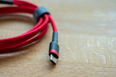 USB tip C bir yüksek hızlı veri transferidir ve hızlı ya da hızlı şarj bataryasıdır. Bir bilgisayar, dizüstü bilgisayar ya da cep telefonu için yeni bir bağlantı portudur. Not defterine kırmızı bir kablo tıpası.